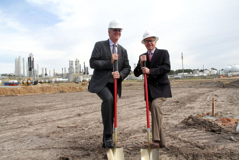 David Sudolsky, CEO of Anellotech and Simon Upfill-Brown, CEO of Trecora Resources, break ground on TCat-8 in Silsbee, Texas. (Picture: Business Wire)