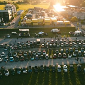 Das Autohaus Hofmann lud Bestandskunden zu den Mini Movie Nights ein. 150 und 125 Minis fuhren an den beiden Kinoabenden jeweils vor.(Bild:  Autohaus Hofmann)