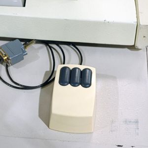 Mehrere  Maustasten:  Der ab 1973 am Xerox PARC entwickelte Rechner Xerox Alto setzte bereits eine Drei-Tasten-Maus wie die hier Gezeigte ein.(Bild:  Computer Museum of America (02) /Judson McCranie / CC BY-SA 3.0)
