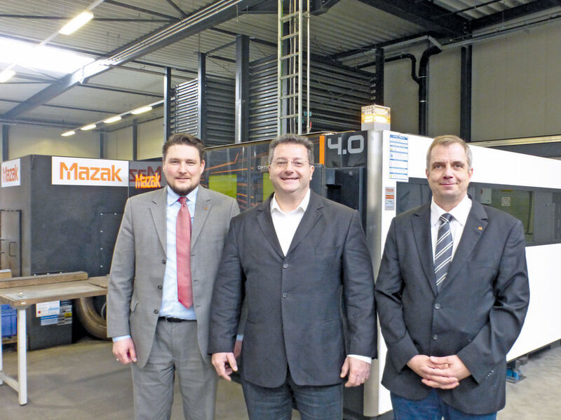LBBZ-Geschäftsführer Ulrich Berners (Mitte) und die Mazak-Vertriebs­manager Sascha Fritze (links) und Werner Bachhausen freuen sich über den Erfolg des ersten gemeinsamen Projekts. (Finus)