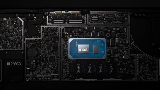 In Windows 11 dreht sich alles um die Hardware. In der Abbildung: ein Blick unter die Haube eines Laptops mit einer Intel-CPU.(Bild:  Microsoft)