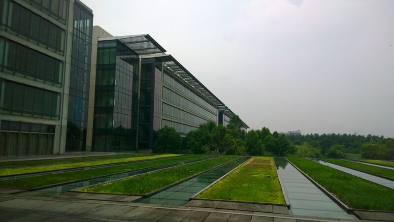 Das Entwicklungszentrum in Shanghei für Smartphones und Mobilfunktechnologien. In den etwa 700 Meter langen Gebäuden arbeiten rund 10.000 Menschen. (Vogel IT-Medien)