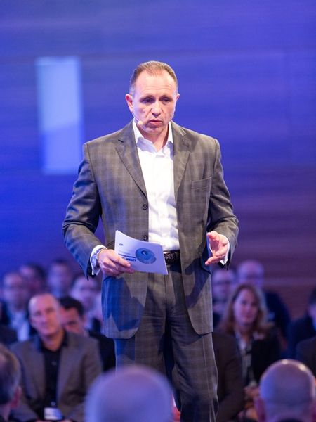 Roland Schweyer¸ Director IT Cluster bei Samsung Electronics, begrüßte die Teilnehmer der Veranstaltung Printing Day&Night und ging dabei auf Geschichte und Philosophie des Unternehmens ein. (Bild: Samsung)