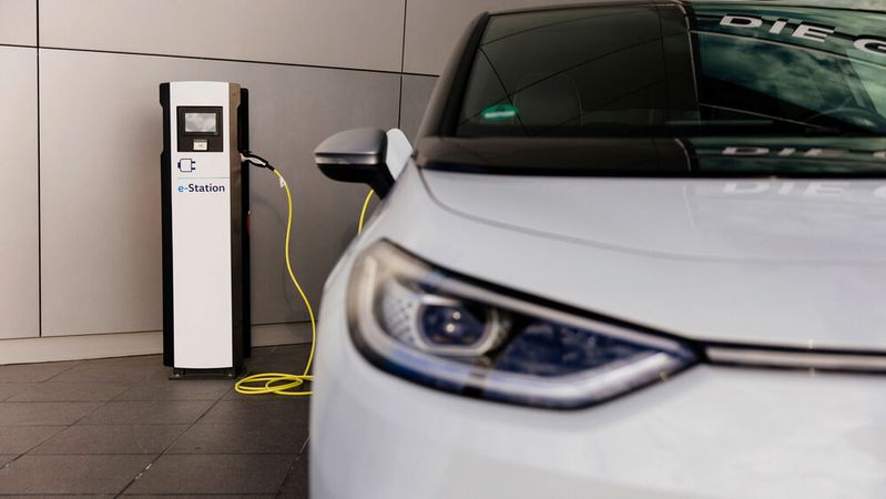 Kommt es zum Unfall mit einem E-Auto, hat der Gesundheitszustand der Batterie einen maßgeblichen Einfluss auf den Restwert des Autos.(Bild:  Volkswagen AG)