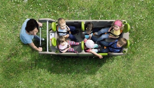 Im bequemen Krippenbus von Wehrfritz haben 6 Kinder Platz. Jeder Sitz verfügt über einen Sicherheitsgurt, um die Kinder vor Beginn der Fahrt anzuschnallen. (Wehrfritz)