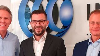 (v.l.n.r.) Erik Walter, COO Infinigate Group, Waldemar Bergstreiser, Distribution Partner Account Manager bei Kaspersky und Christian Weinelt, Head of Business Unit bei Infinigate, bei der Vertragsunterzeichnung.
 (Kaspersky)