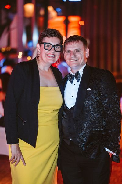 Theresa Wollesky (Wsoft) und Sebastian Hinz (REINER SCT) genießen den Abend. (Bild: KAUFFMANN STUDIOS)