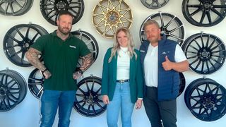 Maximilian Rybarski (links), Servicecenterleiter-Springer Euromaster, Finja Haug, Geschäftsführerin Haug und Sascha Willmann (rechts), Vertriebsleiter Euromaster. (Bild: Euromaster)