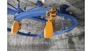 Die stromlos vernickelte Lastkette wird unter Tage sicher im Kettenbehälter aus Stahl platziert. (Bild: Kito)