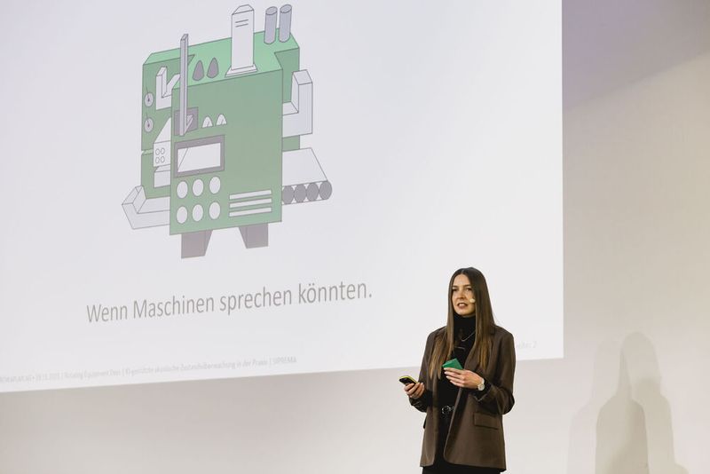 Wie der „digitale Hörsinn“ funktioniert, demonstriert Elena Nossol von Röwaplan: Eine akustische KI erkennt ohne Steuerungseingriff Lageranomalien und kann ungeplante Pumpenausfälle verhindern. (Bild: Stefan Bausewein)