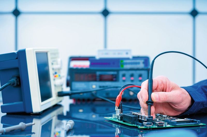 Bislang galt EMV vielen als „schwarze Magie“, da Störquellen oft nur schwer oder gar nicht aufzuspüren sind, selbst wenn man das Problem im hochmodern ausgestatteten Prüflabor untersucht. (Bild:  luchschenF - stock.adobe.com)