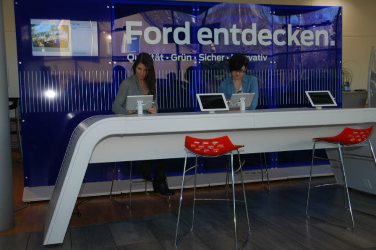 Die „Ford-Entdecken“-Ecke ist ein zentrales Element der neuen Innen-CI von Ford. (Foto: Wenz)