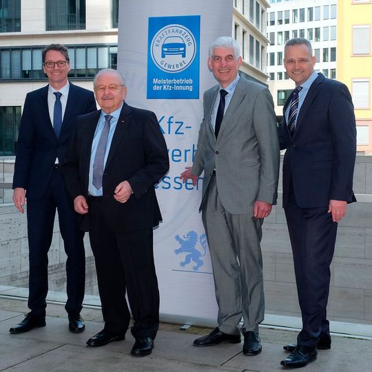 Von links: Geschäftsführer Joachim Kuhn, Präsident Jürgen Karpinski, Vizepräsident Michael Kraft und Pressesprecher Roger Seidl vom Kfz-Gewerbe Hessen legten in Frankfurt die Bilanz für 2019 vor.(Bild:  Pfaff/»kfz-betrieb«)