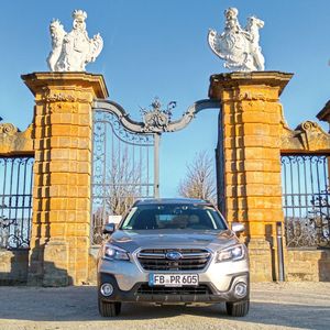 Unser Testwagen: Der Subaru Outback. Er macht eine gute Figur, das Auto wirkt stattlich und bringt rund 1.700 Kilogramm auf die Waage. (Bild: Thomas Günnel)