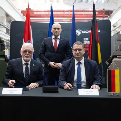 Rheinmetall kauft sich beim 1992 gegründeten, kroatischen Fahrzeughersteller DOK-Ing ein, der seit 2018 im Militärbereich unterwegs ist. Vjekoslav Majetić und Dr. Björn Bernhard beim Unterzeichnen der Vereinbarung.  (Bild: BORIS SCITAR)