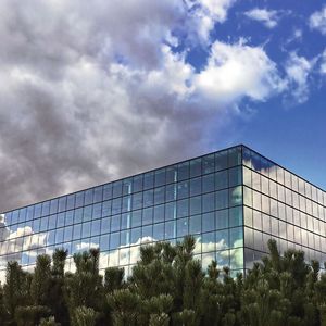 Bei Gebäuden mit grossen Glasfronten ermöglicht die Ausstattung mit elektro- oder thermochromen Fenstern Energieeinsparungen von bis zu 70 Prozent bei Heizung und Kühlung.