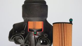 Gut zu erkennen ist die Führungsnase des patentierten Filtereinsatzes mit dem (grünen) Dichtring in der Führungsnut. (Hengst)