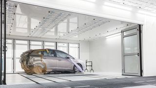 Bei der Anschaffung einer neuen Lackieranlage gibt es für Betriebe viele Punkte zu beachten. Es gilt die richtige Anlage für die eigenen Bedürfnisse zu finden und dabei alle Anforderungen an die Sicherheit der Kabine und für die Mitarbeiter zu berücksichtigen. (Bild: Sehon Lackiertechnik)