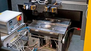 Die Lasermaschine RDX 1000 mit Laserpore-Erweiterung. (Bild: EAH Jena)