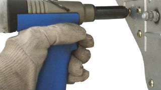 In Bereichen wo keine neuen Stanzniete gesetzt werden können, weil z.B. die Rückseite der Bauteile nicht mehr zugänglich ist, können mit dem Werkzeug Löcher an den alten Nietpositionen gestanzt werden um die Bauteile mit entsprechenden Avdel-Blindnieten wieder zu verbinden. Bild: Avdel (Archiv: Vogel Business Media)