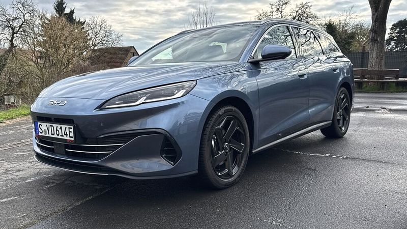 Insgesamt will BYD mit dem Fahrzeug bis zu 1.350 Kilometer Reichweite bieten. Mit Abstrichen kommt das im Test etwa hin. Jedenfalls kann man mit dem Fahrzeug getrost Strecken über 1.000 Kilometer fahren. (Bild: Achter – VCG)