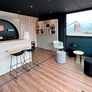 Urlauber können sich dort in zwangloser Atmosphäre über die Modelle und Technologien von Mazda informieren.(Bild:  Mazda)