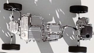 Land Rover kombiniert im neuen Plug-in-Hybridantrieb einen Dreizylinder-Motor mit nur 1,5 Liter Hubraum vorne mit einer elektrifizierten Hinterachse (Hybridkonfiguration P4). (Bild: Land Rover)