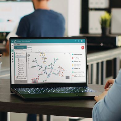 Knowledge Graphs verbinden unterschiedliche Datensilos
und stellen die enthaltenen Daten in einem gemeinsamen
semantischen Datenmodell als „Single Source of
Truth“ für Analysen bereit. (Bild: ©DC Studio/Shutterstock.com; Altair)