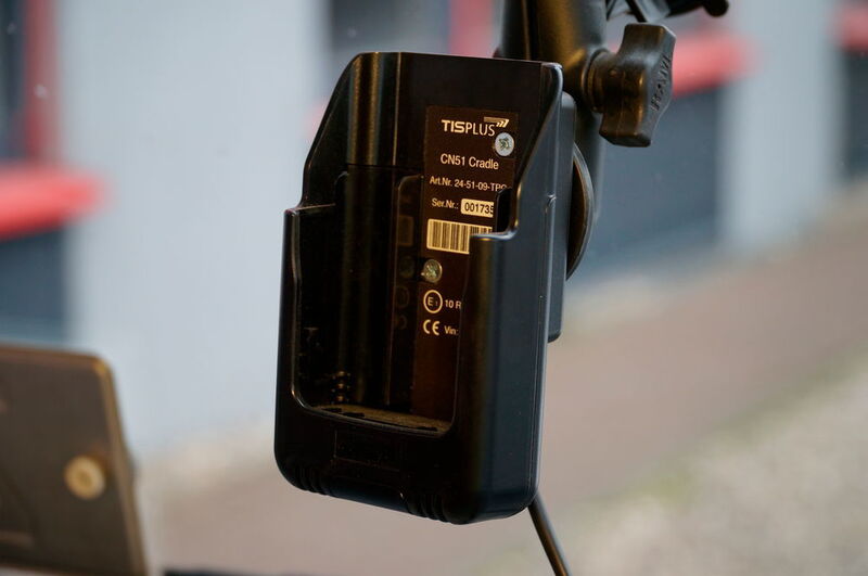 Zu jedem CN51 lieferte TIS selbst entwickelte mobile Fahrzeughalterungen, die dank Saughalterung und Stromversorgung per Zigarettenanzünder problemlos montiert und demontiert werden können. (Honeywell)