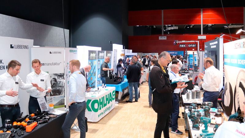 Die Schraubtec West in Bochum stellte unter Beweis, dass sich die Messe als Treffpunkt für Fachleute und Branchenexperten in der industriellen Verbindungstechnik etabliert hat. Die Schraubtec West in Bochum stellte unter Beweis, dass sich die Messe als Treffpunkt für Fachleute und Branchenexperten in der industriellen Verbindungstechnik etabliert hat.