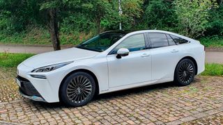 Seit Februar ist der neue Mirai erhältlich. Die Preise starten bei 63.900 Euro. (Bild: Mauritz/»kfz-betrieb«)