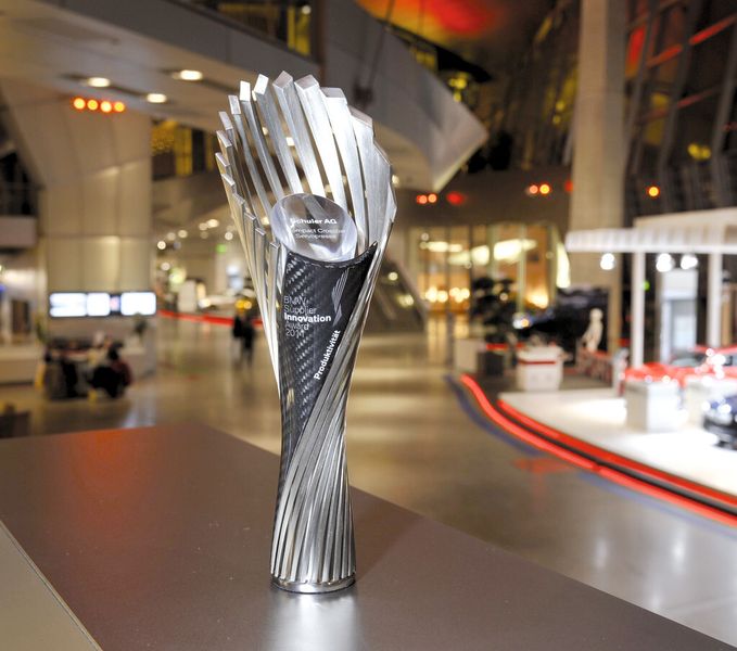 Schuler erhält den ersten BMW Supplier Innovation Award 2011 für die schnellste Pressenlinie der Welt.  (Bild: BMW)
