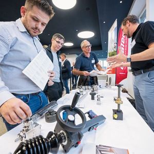 Eine Tischausstellung im Foyer ergänzt die Fachvorträge. Zwischen den Vorträgen wird es Zeit für Networking und zum Besuch der Tischausstellung geben.(Bild:  Thomas Entzeroth)