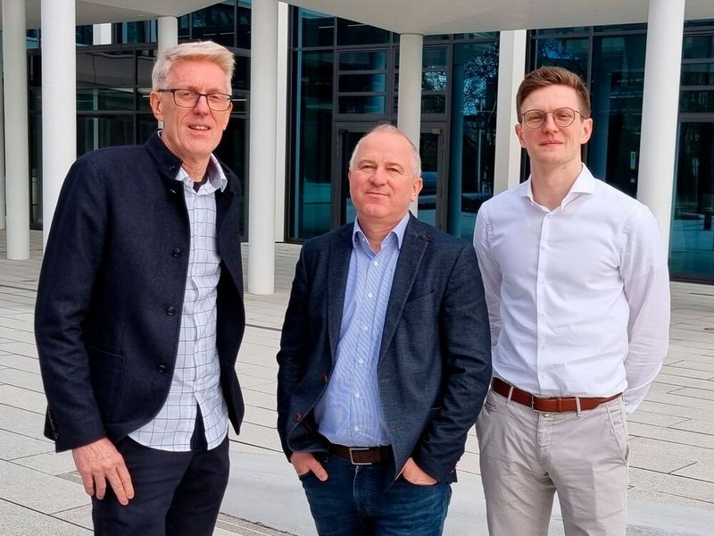 Freuen sich auf die weitere Zusammenarbeit: Edgar Poth, Geschäftsführer Paranext Software GmbH, Joachim Gorzel, Head of Digital Transformation bei Heidelberg Materials, und Philippe Poth, Product Owner PxTrend (von links nach rechts). (Bild: Paranext Software GmbH)