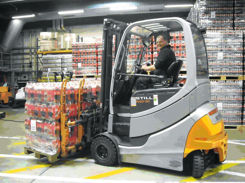 Alles im Überblick mit dem Elektrostapler-Typ RX 60–30 in spezieller «Getränkeausführung». (Bild: Still)