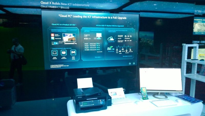Das 5G-Smartphone als „Cloud-PC” mit Dockingstation für den Anschluss von Monitor, Eingabeperipherie und Drucker. (Vogel IT-Medien)