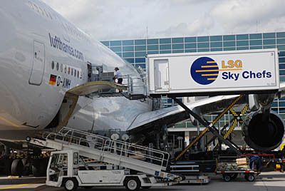 Wenn der kleine Hunger kommt: Natürlich darf das Essen an Bord nicht fehlen. Die Lufthansa Sky Chefs bekochen die Passagiere. Wichtig: Das Gewicht von Tellern, Tassen und Besteck darf nicht zu hoch sein. In der Luftfahrt zählt jedes Gramm.  (Archiv: Vogel Business Media)