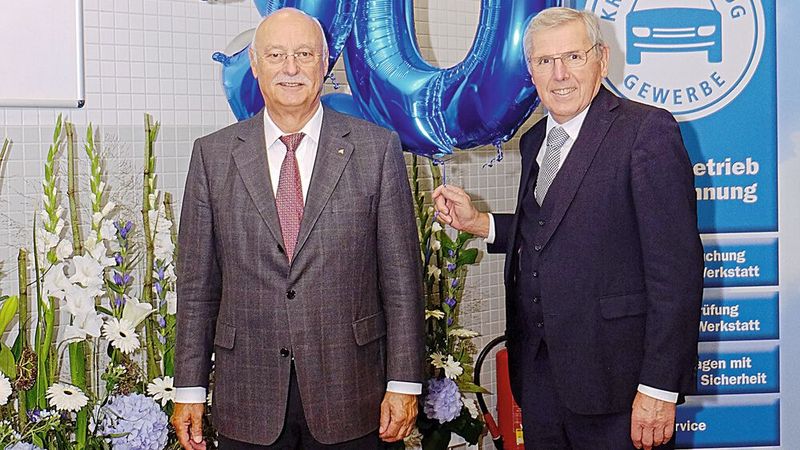 Ehrenobermeister Kurt Burkhardt (l.) mit Obermeister Johann Bader. (Bild: Zietz – »kfz-betrieb«)