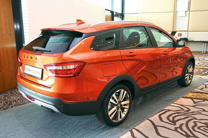 Und inzwischen auch die Produkte: Im Bild der Lada Vesta SW Cross, also die Kombivariante mit verbesserten – leicht offroad-tauglichen – Fahreigenschaften. (Bild: Grimm / »kfz-betrieb«)