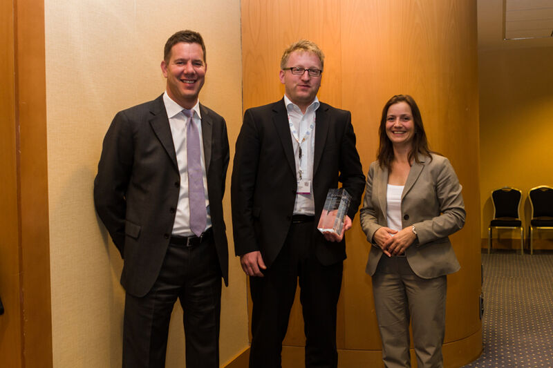 Sandra Grözinger und Ralf Haubrich (l.) übergaben den Preis als „Mobile Control Partner of the Year“ an Alexander Scholz von PC Scholz. (Archiv: Vogel Business Media)
