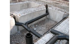 Komplettes System: Akatherm-Plus besteht aus Rohren und Formstücken auf Basis der DIN EN 1519 und der DIN EN 13598.  (Bild: Akatherm FIP)