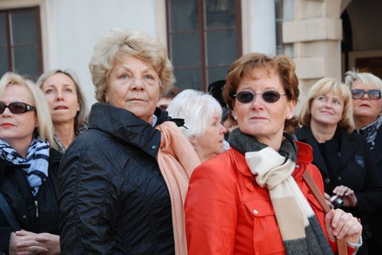 Hören gebannt den Ausführungen der Stadtführerin zu (v. li.): Helga Knauer (Autohaus Knauer, Bad Dürkheim) und Dr. Gunhild Kleffner (Celle), ... (Archiv: Vogel Business Media)