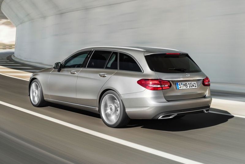 Die Rückleuchten der gelifteten C-Klasse zeichnen sich durch eine neue LED-Grafik aus. (Mercedes)