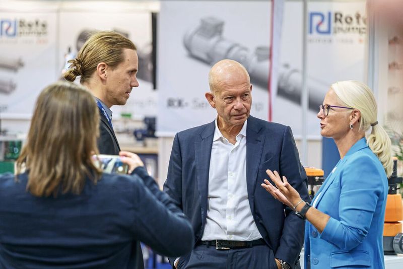 Sandra Schiller, Head of Sub-BU Process Automation erklärt Dominik Stephan links (Redakteur PROCESS) die Vorzüge von Kunststoff in der Prozessautomatisierung der Chemieindustrie (Bild: GF Piping Systems)