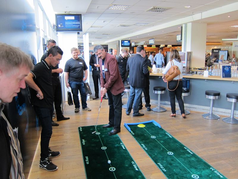 Für dreimal Einlochen gab es ein hübsches TAROX-Badetuch. (Bild: IT-BUSINESS)