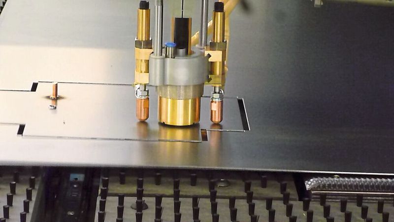 Die 5020 ist mit einem Bolzenschweißer ausgerüstet. Damit kann der Anwender zwischen 21 und 40 Bolzen pro Minute schweißen – wirtschaftlich, prozesssicher und präziser als von Hand. (Bild: Boschert)