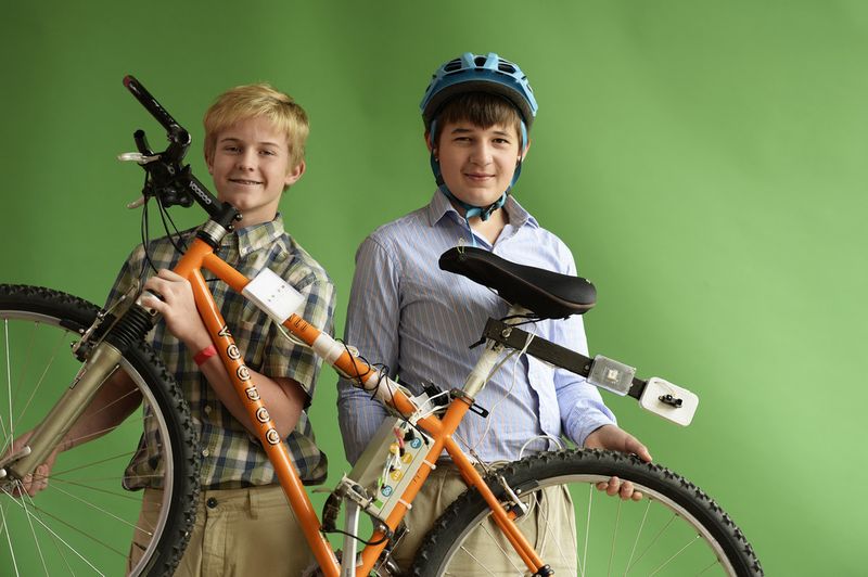 The Bike Radar: Max Hentges und Nigel Rising haben ein Fahrrad-Radar erfunden, gebaut und programmiert, das die tägliche Fahrt zur Schule sicherer machen kann. Das Fahrrad-Radar warnt den Radfahrer mit einem Licht- und Tonsignal, sobald ein Auto zu nahe an ihm vorbeifährt. Die wichtigsten Bestandteile sind ein Entfernungssensor, ein Mikrocontroller sowie daran angeschlossene optische und akustische Signalgeber. Zudem besitzt das Gerät eine Datenkarte, auf der die kritischen Fahrzeug-Annährungen während der Fahrt aufgezeichnet werden. Ebenso kann es die Geschwindigkeit der Autos messen. Anhand der Daten haben die beiden Jungforscher die gefährlichsten Orte auf ihrem Schulweg bestimmt. (Jugend forscht e.V.)