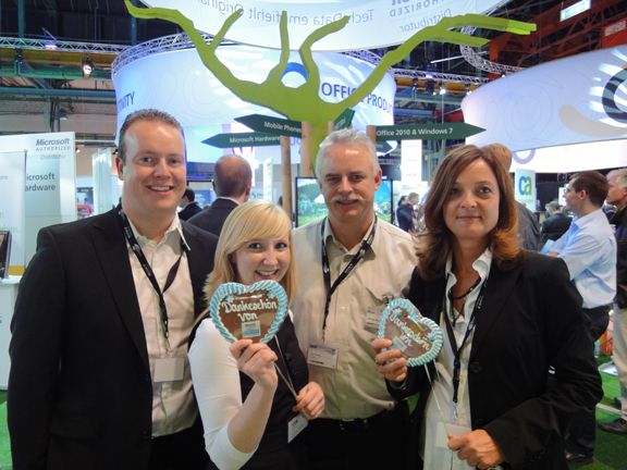 Ralf Schweitzer, GSD, Franziska Lange, Markus Muxfeldt, Susanne Veller, Microsoft, verteilen Herzen. (Archiv: Vogel Business Media)