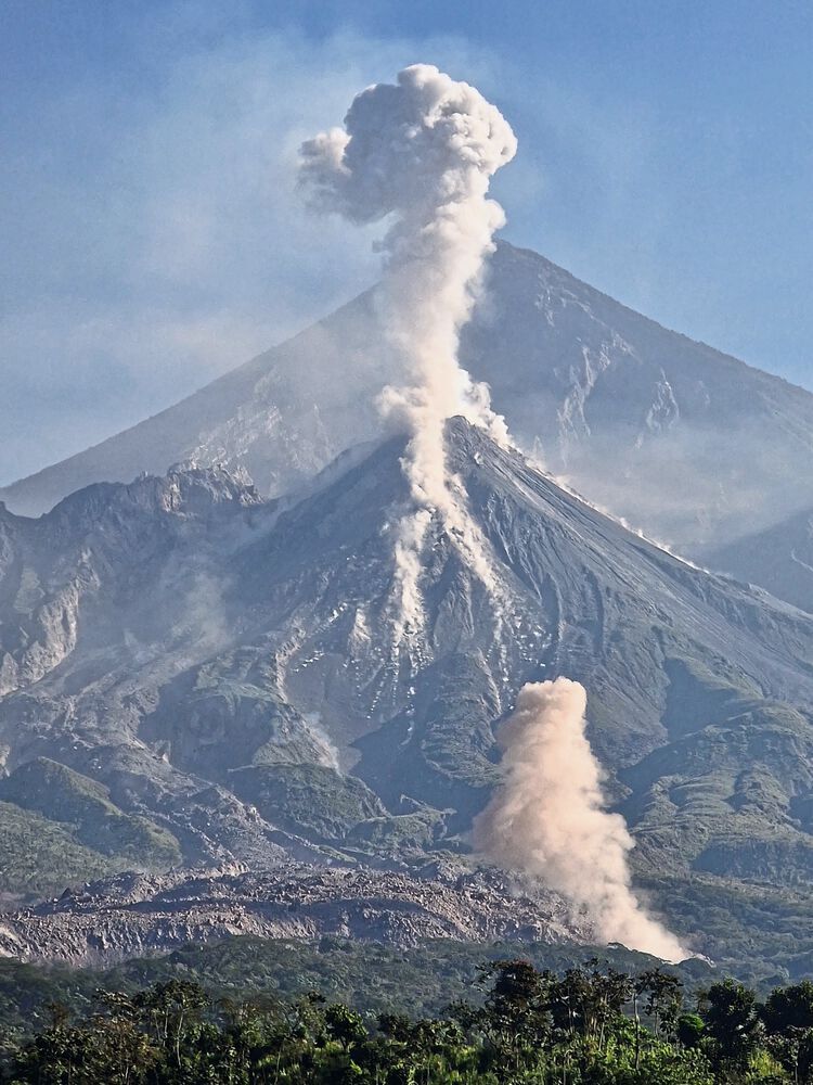 Aktiver Vulkan „Santiaguito“, dahinter der noch größere Vulkan „Santa Maria“.