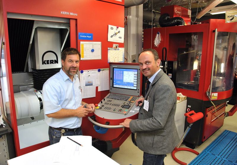 Mathias Hess (li.), Leiter des Werkzeugbaus bei Admedes Schuessler, tauscht sich regelmäßig mit Kern-Vertriebstechniker Stephan Zeller ... (Bild: Kern Microtechnik)